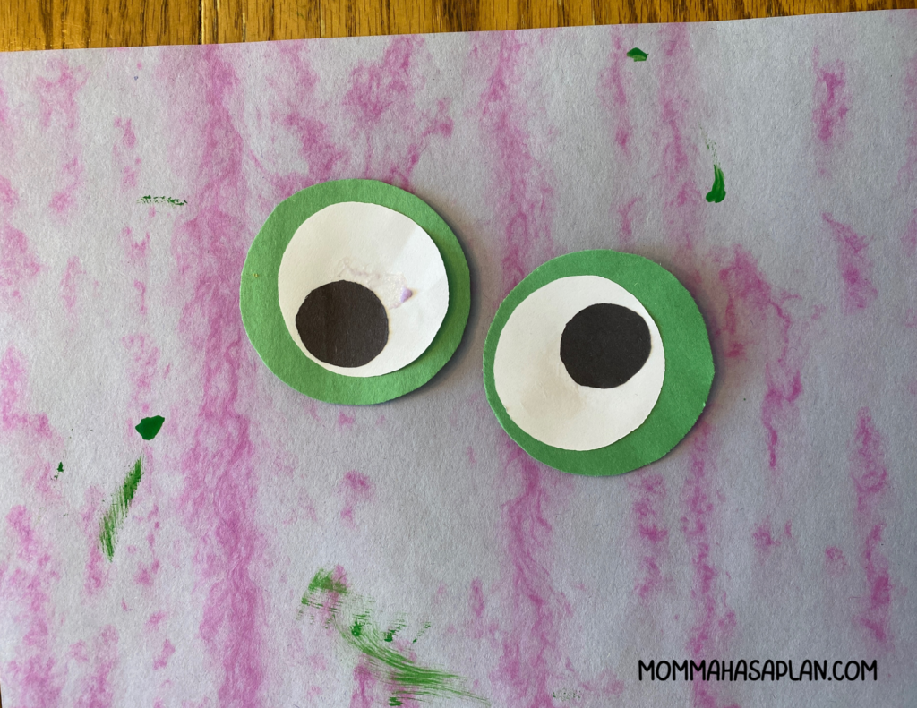 Assembled eyes of your paper plate frog craft